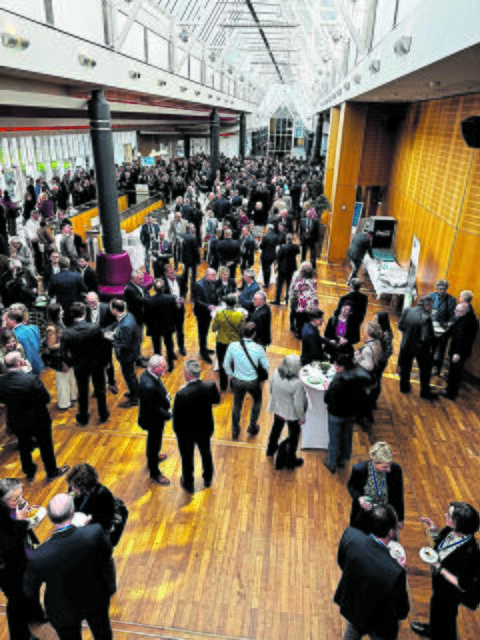Netzwerken der Wirtschaftsvertreter beim IHK-Neujahrsempfang in Stade | Foto: cku