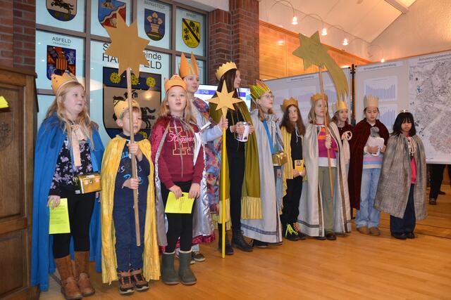 Die Sternsinger sangen für die Besucher der Neujahrs­begegnung und brachten den Segen für das neue Jahr | Foto: sc