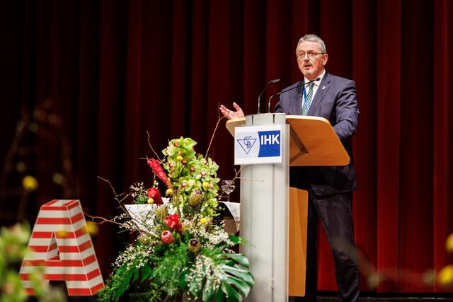 Bernd Lütjen hielt als Landrat des Landkreises Osterholz das traditionelle Grußwort der Landräte aus dem Elbe-Weser-Raum. Für seine Forderung nach einem Werkzeugkasten für Bürokratieabbau erntete er spontanen Applaus | Foto: IHK Elbe-Weser / Jörg Struwe