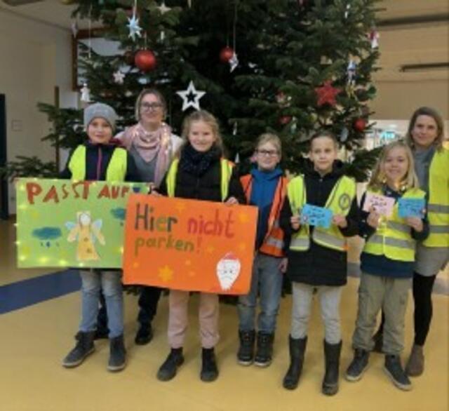 Der Schülerrat der Wiesenschule startete gemeinsam mit den Lehrerinnen Maria Kühlke (hinten li.) und Mira Koelln (re.) eine Aktion gegen Elterntaxis | Foto: Koelln