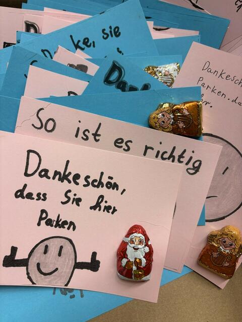 Die vielen Eltern, die sich vorbildlich verhalten haben, bekamen ein Dankeschön und Schokolade als Präsent | Foto: Koelln