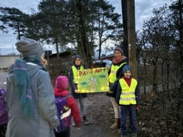 Dort, wo Eltern in die Sackgasse fuhren und so Schulkinder gefährden, standen Schüler mit Plakaten, die darauf aufmerksam machten | Foto: Koelln