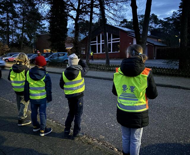 Die Grundschüler der Wiesenschule machten morgens auf die Gefahren der Elterntaxis aufmerksam | Foto: Koelln