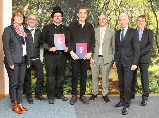 Den Bezirksschornsteinfegerwechsel nehmen (v. li.) Kreisrätin Annerose Tiedt, Obermeister Ingo Rolf Köther, Carsten Busch, Christoph Meyer, Obmann Ole Wolf, Landrat Rainer Rempe und Thorsten Völker, Leiter der Abteilung Ordnung und Verbraucherschutz, vor | Foto: Landkreis Harburg