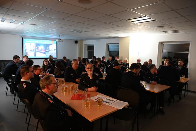 Die Wiepenkathener Feuerwehr zieht bei der Jahreshauptversammlung Bilanz. | Foto: Freiwillige Feuerwehr Wiepenkathen / Daniel Beneke