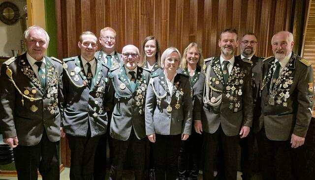 Gratulation für die erfolgreichen Schützen: Schützenpräsident Manfred Block (li.) und König Ernst Meyer (re.) mit (v. li.) Jan van Weeren, Jens Gieschen, Thomas Meyer, Christin Speer, Melanie Meyer, Andrea Thomas, Uwe Wulze und Oliver Dyck | Foto: Astrid Sitarz