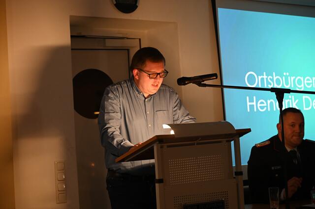 Ortsbürgermeister Hendrik Deede bezeichnet die Feuerwehrleute als "die wahren Helden unserer Ortschaft".  | Foto: Freiwillige Feuerwehr Wiepenkathen / Daniel Beneke