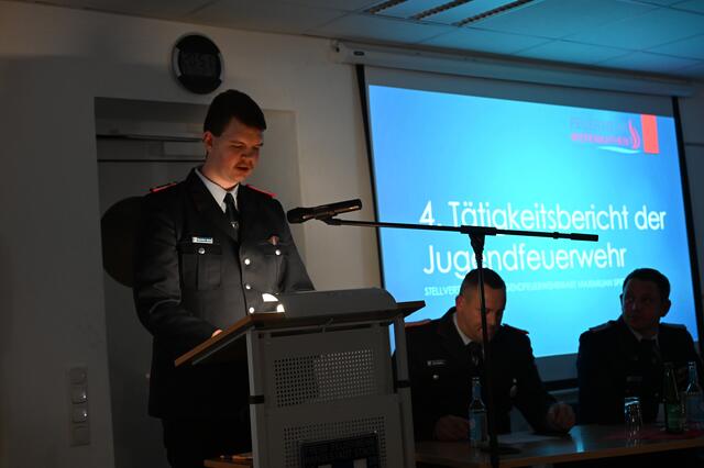 Der stellvertretende Jugendfeuerwehrwart Maximilian Spitzer berichtet über die vielfältigen Aktivitäten der Jugendfeuerwehr.  | Foto: Freiwillige Feuerwehr Wiepenkathen / Daniel Beneke