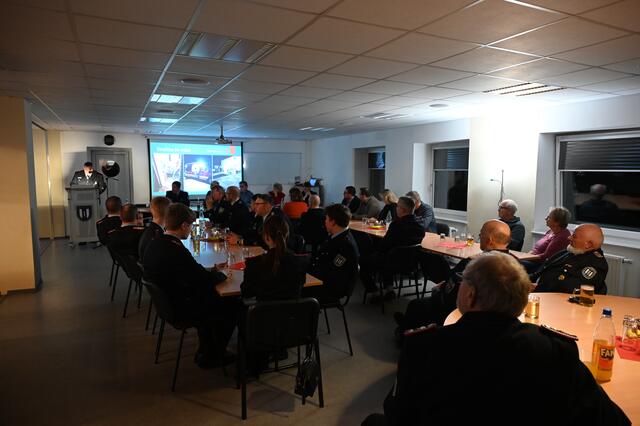 Die Wiepenkathener Feuerwehr zieht bei der Jahreshauptversammlung Bilanz. | Foto: Freiwillige Feuerwehr Wiepenkathen / Daniel Beneke