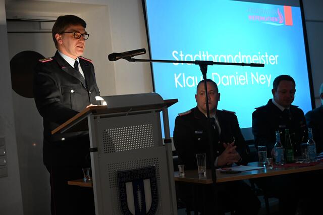 Stadtbrandmeister Klaus-Daniel berichtet über aktuelle Entwicklungen in der Stader Stadtfeuerwehr.  | Foto: Freiwillige Feuerwehr Wiepenkathen / Daniel Beneke