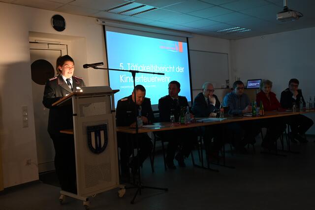 Kinderfeuerwehrwartin Inga Koppe berichtet über die vielfältigen Aktivitäten der Kinderfeuerwehr "Flöschis Flämmchen".  | Foto: Freiwillige Feuerwehr Wiepenkathen / Daniel Beneke