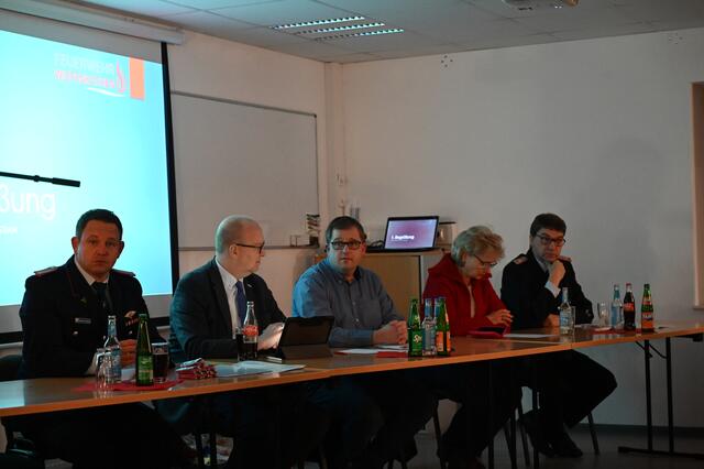 Lauschen den Worten des Ortsbrandmeisters: Stellvertretender Ortsbrandmeister Carsten Bastian, Bürgermeister Sönke Hartlef, Ortsbürgermeister Hendrik Deede, stellvertretende Feuerschutzausschussvorsitzende Martina Bredendiek und Stadtbrandmeister Klaus-Daniel Ney (von links).  | Foto: Freiwillige Feuerwehr Wiepenkathen / Daniel Beneke