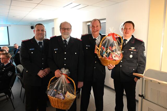 Ortsbrandmeister Jörg Bastian verabschiedet zusammen mit seinem Stellvertreter Carsten Bastian die Kameraden Walter Beha und Thorsten Kurschat in die Altersabteilung.  | Foto: Freiwillige Feuerwehr Wiepenkathen / Daniel Beneke