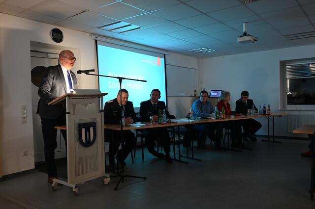 Bürgermeister Sönke Hartlef lobt die wegweisende Jugendarbeit der Wiepenkathener Feuerwehr.  | Foto: Freiwillige Feuerwehr Wiepenkathen / Daniel Beneke