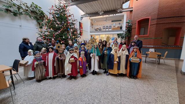 Die Sternsinger und ihre Begleiter beim Empfang im Winsener Rathaus mit Bürgermeister André Wiese (hi. re.) | Foto: Stadt Winsen