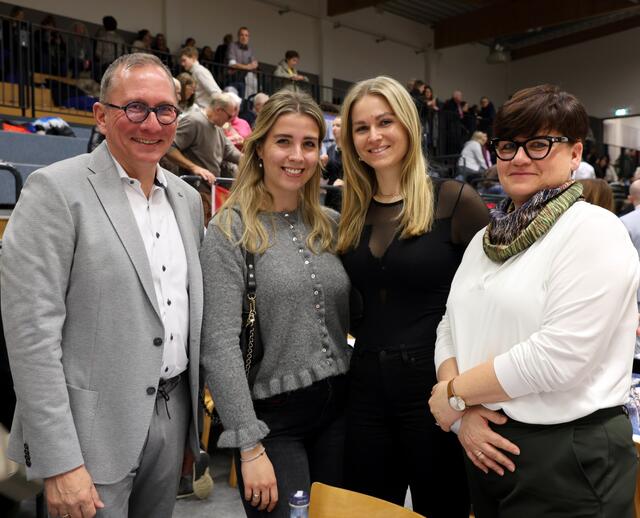 Sponsor Frank Krause (Volksbank Nordheide), Rebecca Michalak, Lara Marie Krause und Tanja Krause | Foto: cc
