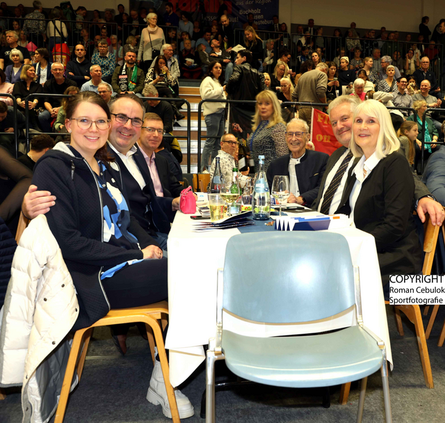 Blau-Weiss-Vize-Vorsitzender Arno Reglitzky (Dritter v.re.) mit seinen Ehrengästen | Foto: cc