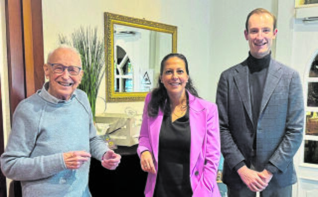 Referentin Ana Christina Bröcking nach ihrem überzeugenden Referat zu den Sozialbereich-Erfordernissen im Landkreis Harburg mit Arno Reglitzky (li., FDP-Fraktionschef Landkreis) und Niklas Sahr (FDP-Ortsverein-Vorsitzender Buchholz | Foto: FDP