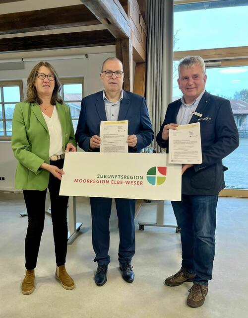 Bei der Übergabe von Förderbescheiden (v.li.): Landesbeauftragte Karin Beckmann, Cuxhavens Landrat Thorsten Krüger, Kai-Ulrich Baak (Leiter Fachbereich Wirtschaft, Verkehr und Bildung, Landkreis Stade) | Foto: Moorregion Elbe-Weser