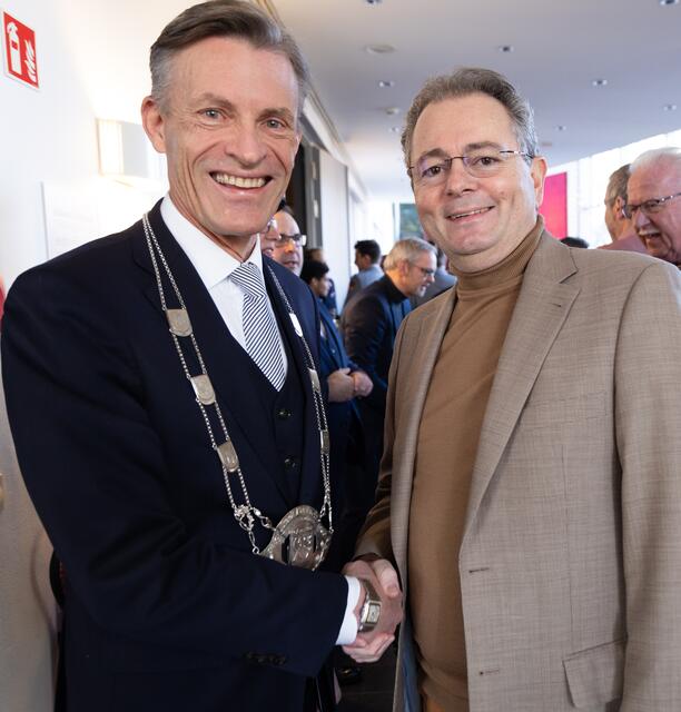 Bürgermeister Jan-Hendrik Röhse mit WOCHENBLATT-Geschäftsführer Stephan Schrader | Foto: Stadt Buchholz