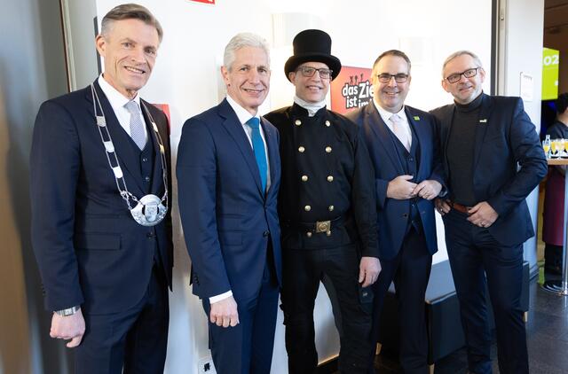 V.li.: Jan-Hendrik Röhse (Bürgermeister der Stadt Buchholz), Landrat Rainer Rempe, Schornsteinfeger und Glücksbringer Volker Meyer, Jan Bauer (CDU, Mitglied des Landtages), Frank Piwecki (SPD, stellv. Bürgermeister in Buchholz) | Foto: Stadt Buchholz