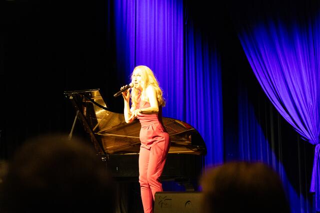 Sängerin Kat Wulff sorgte für gute Stimmung in der Empore | Foto: Stadt Buchholz