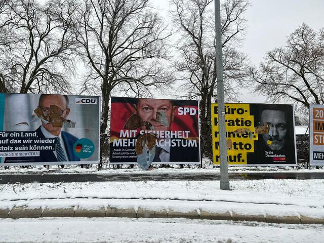 Vandalismus an Wahlplakaten - wie hier am Kreisverkehr bei Aldi in Hittfeld - ist in diesen Wochen vielerorts im Landkreis Harburg zu beobachten | Foto: Svenja Stadler