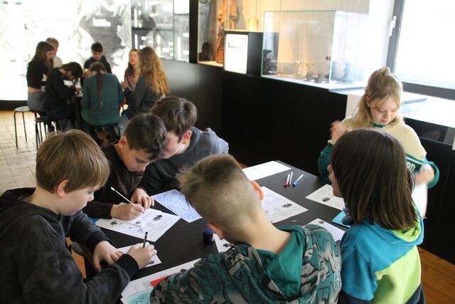 Schüler bei der lateinischen Schreibwerkstatt - dem Scriptorium - während der letzten Latein-Aktion | Foto: Gabriele Heimann