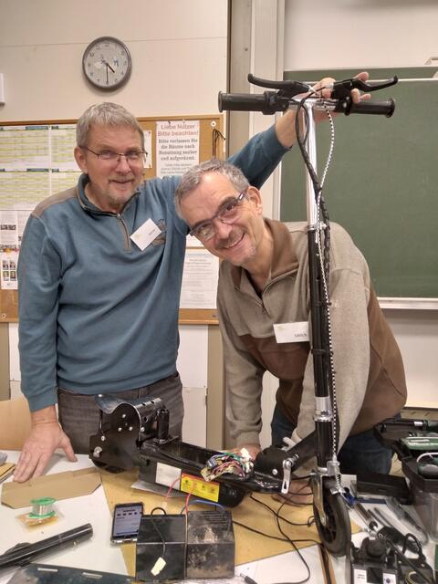 Hans-Heinrich Schucher (li.) und Ulrich Tollmien bei der Roller-Reparatur | Foto: Töster Klimakreis