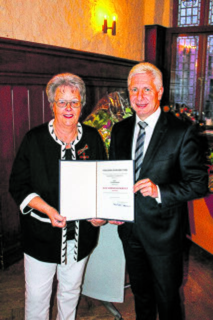 Bei der Verleihung: Bundesverdienstkreuz-Trägerin Sigrid Harms und Landrat Rainer Rempe | Foto: ce