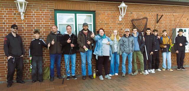 Die erfolgreichen Teilnehmerinnen und Teilnehmer mit Betreuern sowie Jugendleiterin Brigitte Kühn (mit Daumen hoch) | Foto: TSV