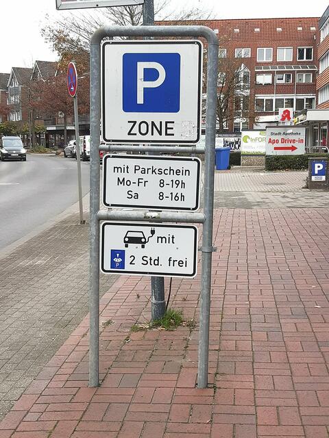 Das (Schild ganz unten) ist nun vorbei: Ab sofort parken E-Autos in Buchholz – außer während des Ladevorgangs – nicht mehr kostenfrei | Foto: os