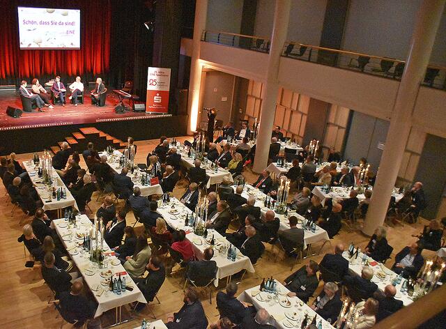 Der festlich geschmückte Saal des Veranstaltungszentrums Empore war mit rund 220 Gästen besetzt    | Foto: Axel-Holger Haase