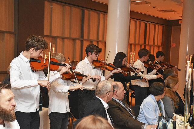 Das Schulorchester des Gymnasiums Am Kattenberge spielte an verschiedenen Stellen verteilt im Saal Ludwig van Beethovens "Freude schöner Götterfunken" | Foto: Axel-Holger Haase