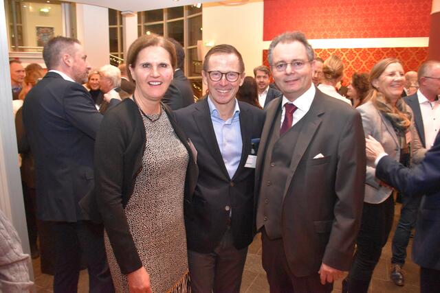 Stephan Schrader (re.), WOCHENBLATT-Geschäftsführer), mit Ehefrau Kathrin und Oliver Bohn (Geschäftsführer Autohaus Kuhn + Witte)  | Foto: Axel-Holger Haase