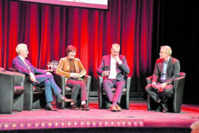 Die erste Talkrunde (v. li.): Rainer Rempe (Landrat Landkreis Harburg), Katja Oldenburg-Schmidt (Bürgermeisterin Stadt Buxtehude), Andreas Sommer (Vorstand der Sparkasse #+Harburg-Buxtehude) und Moderator Christoph Reise  | Foto: Axel-Holger Haase