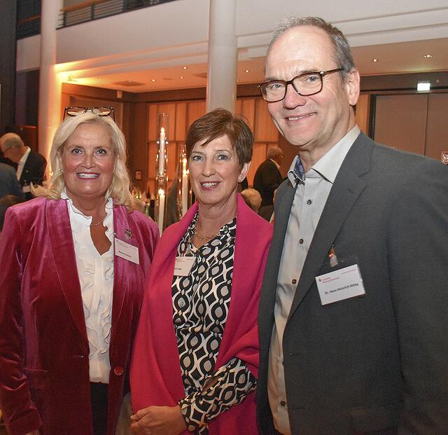 Dr. Hans-Heinrich Aldag mit Ehefrau Cathrin (Mitte) und Martina Oertzen (CDU) | Foto: Axel-Holger Haase