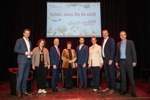 Die Gäste der Talkrunden (v. li.): Frederik Schröder (li., Vorstand Sparkasse Harburg-Buxtehude), Dr. Anna Rötting (Pferdeklinik Nindorf-Hanstedt), Landrat Rainer Rempe, Katja Oldenburg-Schmidt (Bürgermeisterin Stadt Buxtehude), Fabian Stackmann (Modehaus Stackmann, Buxtehude), Dr. Nina Lorea Kley (Feldbinder Spezialfahrzeuge, Winsen), Andreas Sommer (Vorstand Sparkasse Harburg-Buxtehude) und Moderator Christoph Reise | Foto: Anya Zuchold 