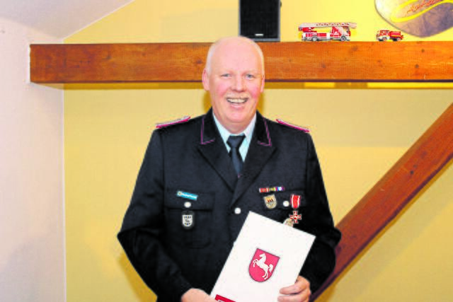 Manfred Petrick wurde mit dem Feuerwehr-Ehrenzeichen am Bande ausgezeichnet | Foto: Stefan Braun/ Feuerwehr LK Stade