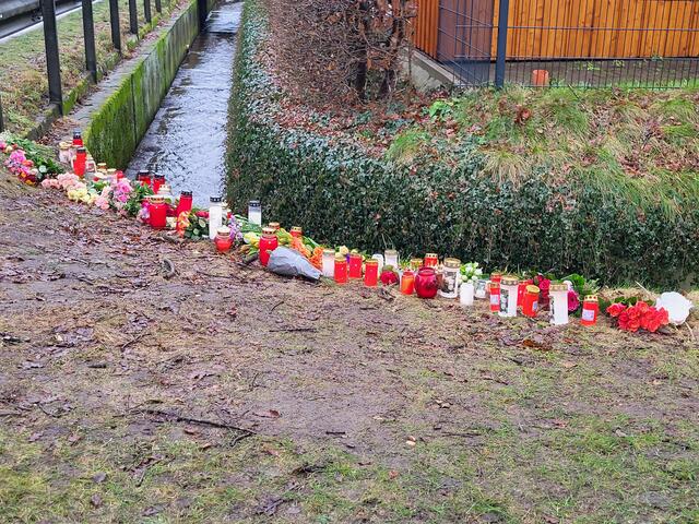 Ein Meer aus Blumen und Kerzen am Unglücksort und immer wieder kommen Menschen, um einen Moment innezuhalten | Foto: sh