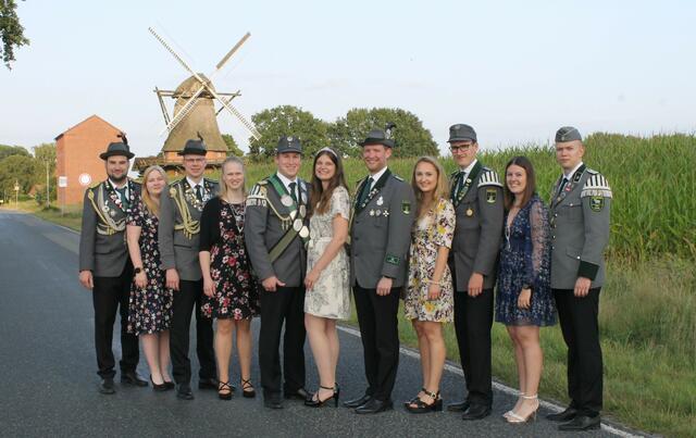 Majestät Daniel Rademacher „der fliegende Agrar-Tambour“ mit Königin Inga und den Adjutantenpaaren wünschen sich viele Mitfeiernde | Foto: Schützenverein