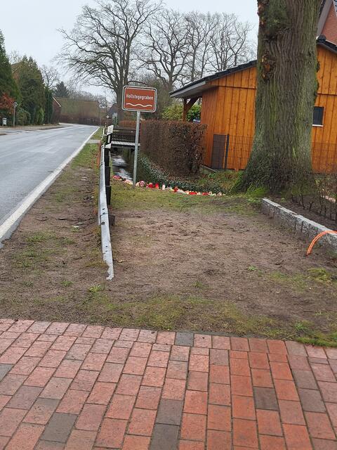 Hier geriet der 17-jährige auf dem Heimweg auf die falsche Seite der Leitplanke und stürzte in den Graben | Foto: sh