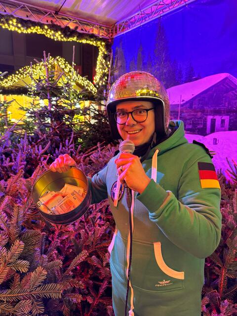 Bei der Tannenbaumversteigerung nach dem Buchholzer Weihnachtsmarkt: Jochen Manske veräußert die Bäume | Foto: Manske