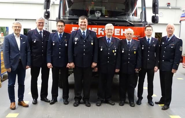 Geehrte und Gratulanten (v. li.): Samtgemeinde-Bürgermeister Olaf Muus, stellv. Ortsbrandmeister Hans-Heinrich Benecke, Björn Drewes, Jörg Buchholz, Ludwig Johannes, Dieter Marquardt, Ortsbrandmeister Stefan Drewes und stellv. Abschnittsleiter Jonny Anders | Foto: Pressestelle Feuerwehr Samtgemeinde Hanstedt