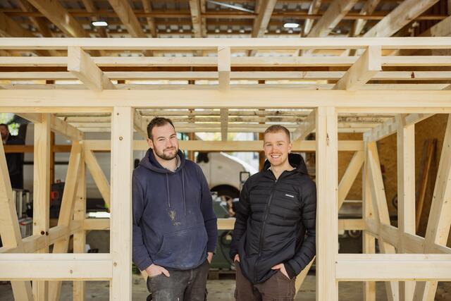 Justin Subey (li.) und Clemens Voß von HBVoss-Holzbau  | Foto: Lila&amp;Plietsch