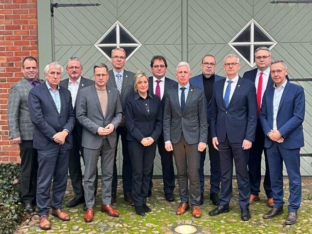 Die Hauptverwaltungsbeamten der Landkreise im Bezirk Lüneburg - Stade sprechen in der Finanzkrise mit einer Stimme (v. li): Peter Bohlmann (Landkreis Verden), Professor Dr. Hubert Meyer (Geschäftsführendes Präsidialmitglied des Niedersächsischen Landkreistages), Bernd Lütjen (Landkreis Osterholz), Kai Seefried (Landkreis Stade), Jens Böther (Landkreis Lüneburg), Dagmar Schulz (Landkreis Lüchow-Dannenberg), Axel Flader (Landkreis Celle), Rainer Rempe (Landkreis Harburg), Thorsten Krüger (Landkreis Cuxhaven), Dr. Heiko Blume (Landkreis Uelzen), Marco Prietz (Landkreis Rotenburg/Wümme) und Jens Grothe (Landkreis Heidekreis) | Foto: Landkreis Harburg