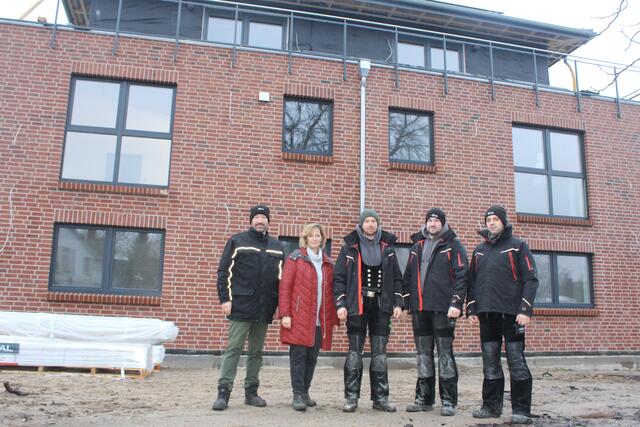 Vor dem Neubau: (v. li.) das Ehepaar Holger Voß und Sandra Voß sowie die Zimmerer Clemens Voß, Justin Subey und Kevin Fabry | Foto: pm