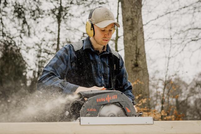 Zimmerer Clemens Voß schätzt die Kreativität an seiner Arbeit | Foto: Lila&amp;Plietsch