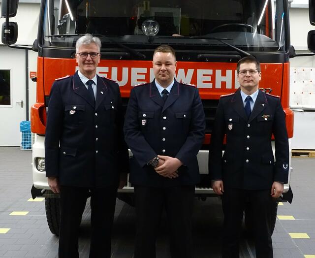 Der neue Gruppenführer Florian Treu (Mi.) mit Ortsbrandmeister Stefan Drewes (re.) und Stellvertreter Hans-Heinrich-Benecke | Foto: Pressestelle Feuerwehr Samtgemeinde Hanstedt