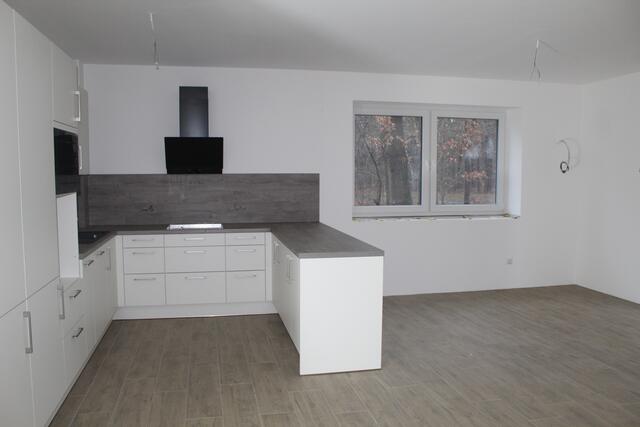 Ein Gemeinschaftsraum im "Dat Handörp Huus" bietet Platz für Gemeinschaft - der Blick zum Fenster heraus, geht ins Grüne | Foto: pm